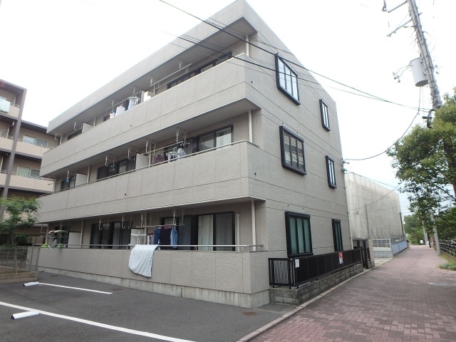 建物外観　駐車場あり(16 500円/月)♪