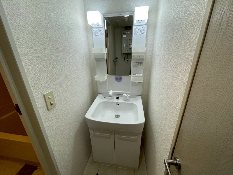 洗面設備　シャンプードレッサーは棚もついていて便利そう！