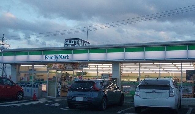 コンビニ　ファミリーマート成川店（コンビニ）まで650m