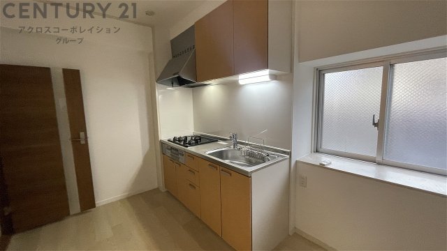 キッチン　窓付きのキッチンで換気がしやすくておすすめ！
