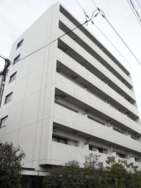 建物外観　白が基調の明るいタイル貼りの外観