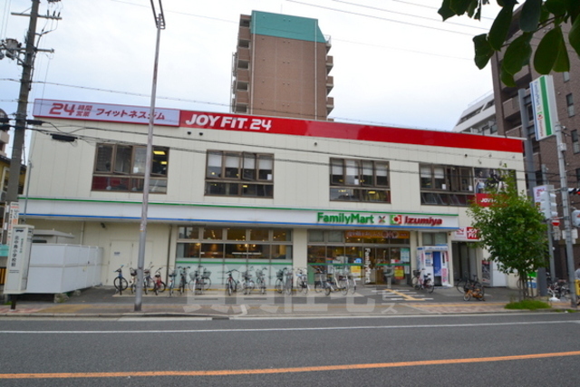 スーパー　イズミヤ　ファミリーマート×イズミヤ東三国四丁目店（スーパー）まで70m