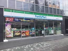 コンビニ　ファミリーマート 市谷本村町店（コンビニ）まで298m