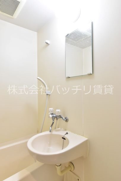 洗面設備　別号室写真の為現況を優先致します。