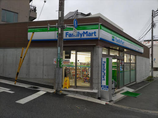 コンビニ　ファミリーマート 三軒茶屋二丁目店（コンビニ）まで266m