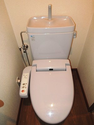トイレ　温水式便座※別号室の参考写真になります。
