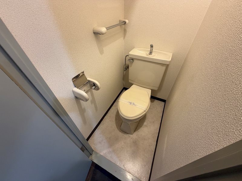 トイレ　※同タイプ別部屋の参考写真