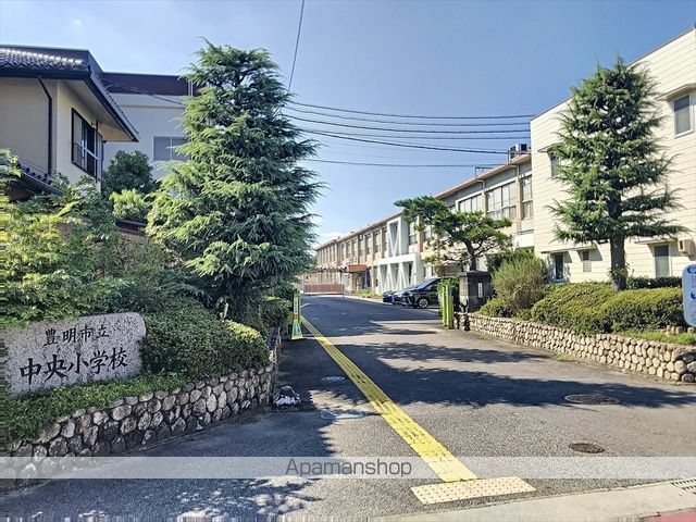 小学校　中央小学校（小学校）まで1327m