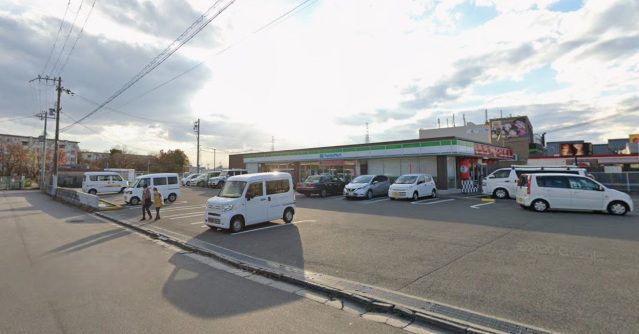 コンビニ　ファミリーマート茨木鮎川五丁目店（コンビニ）まで409m