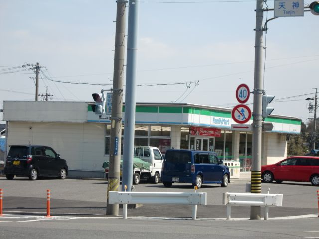 コンビニ　ファミリーマート（コンビニ）まで930m