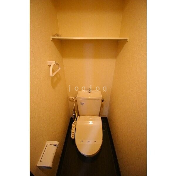 トイレ　嬉しい温水洗浄便座付きのトイレです。
