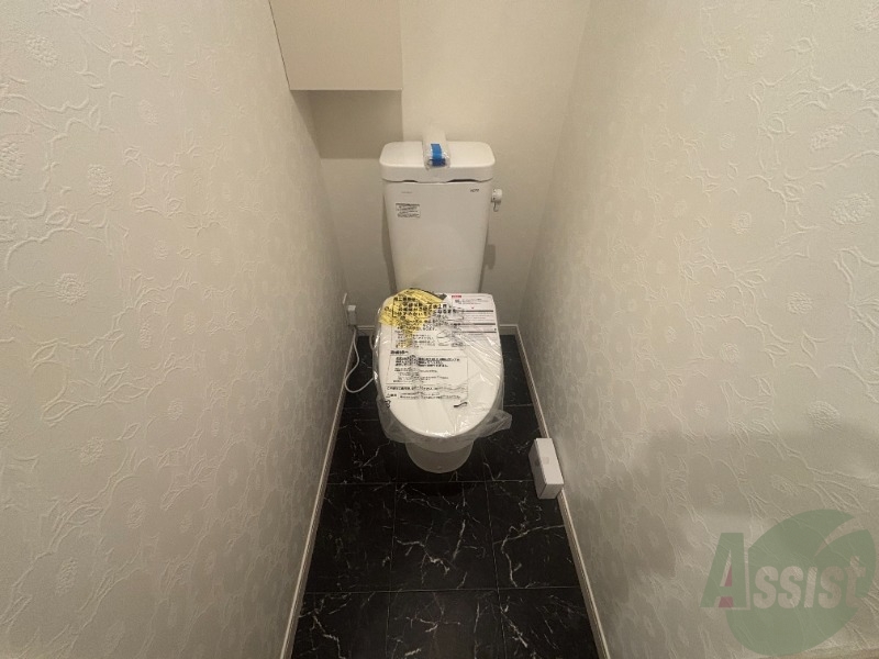 トイレ　トイレは温水洗浄便座です。シンプルな雰囲気になっています。