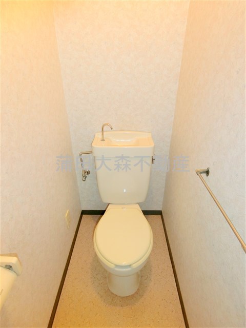 トイレ　トイレ　温水洗浄便座の設置はございませんが、 電源コンセント