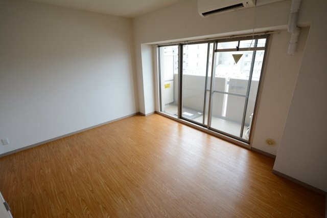 居室・リビング　1面窓が広くて明るいお部屋です♪
