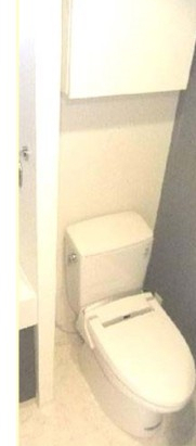 トイレ　落ち着いた色調のトイレです