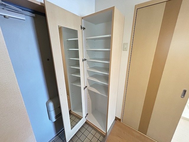 玄関　同物件別部屋の写真