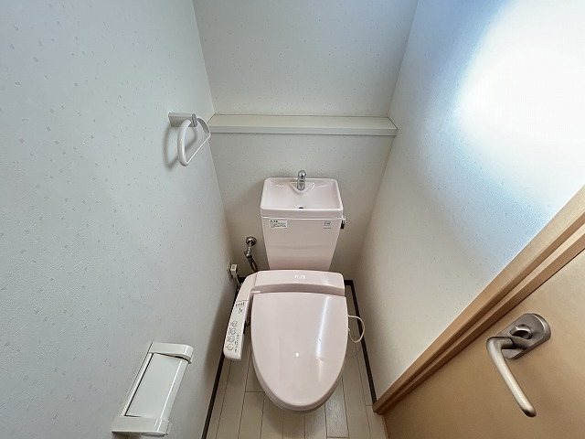 トイレ　同物件別部屋の写真