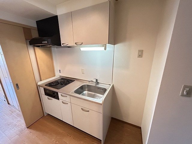 キッチン　同物件別部屋の写真