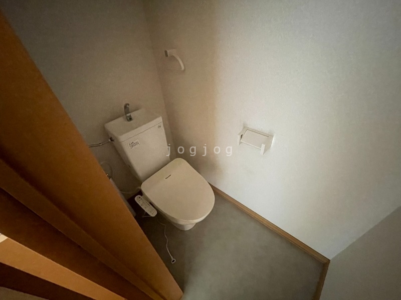 トイレ　嬉しい温水洗浄便座付きのトイレです。