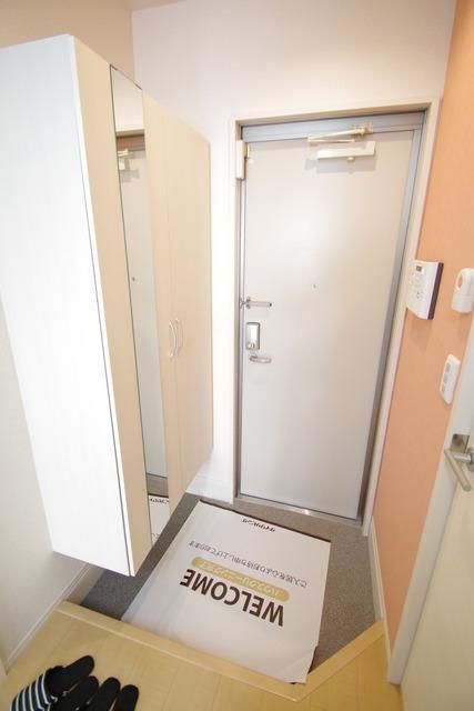 玄関　★鏡付きシューズボックスのある広い玄関★
