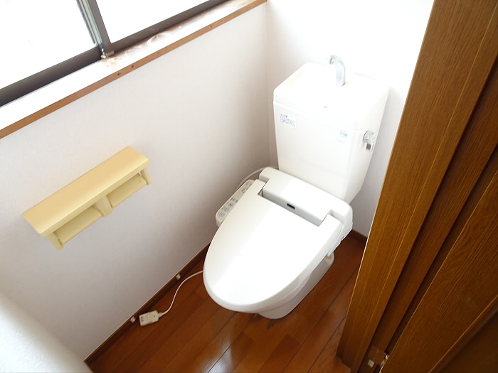 トイレ　落ち着いた色調のトイレです