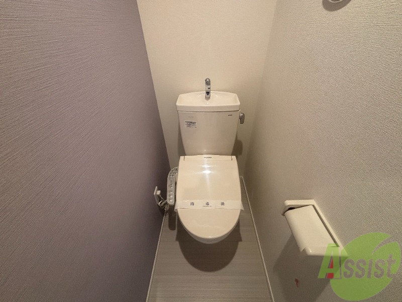 トイレ　トイレは温水洗浄便座です。シンプルな雰囲気になっています。