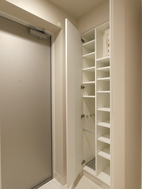 LIBR GRANT 西新宿EASTの玄関写真