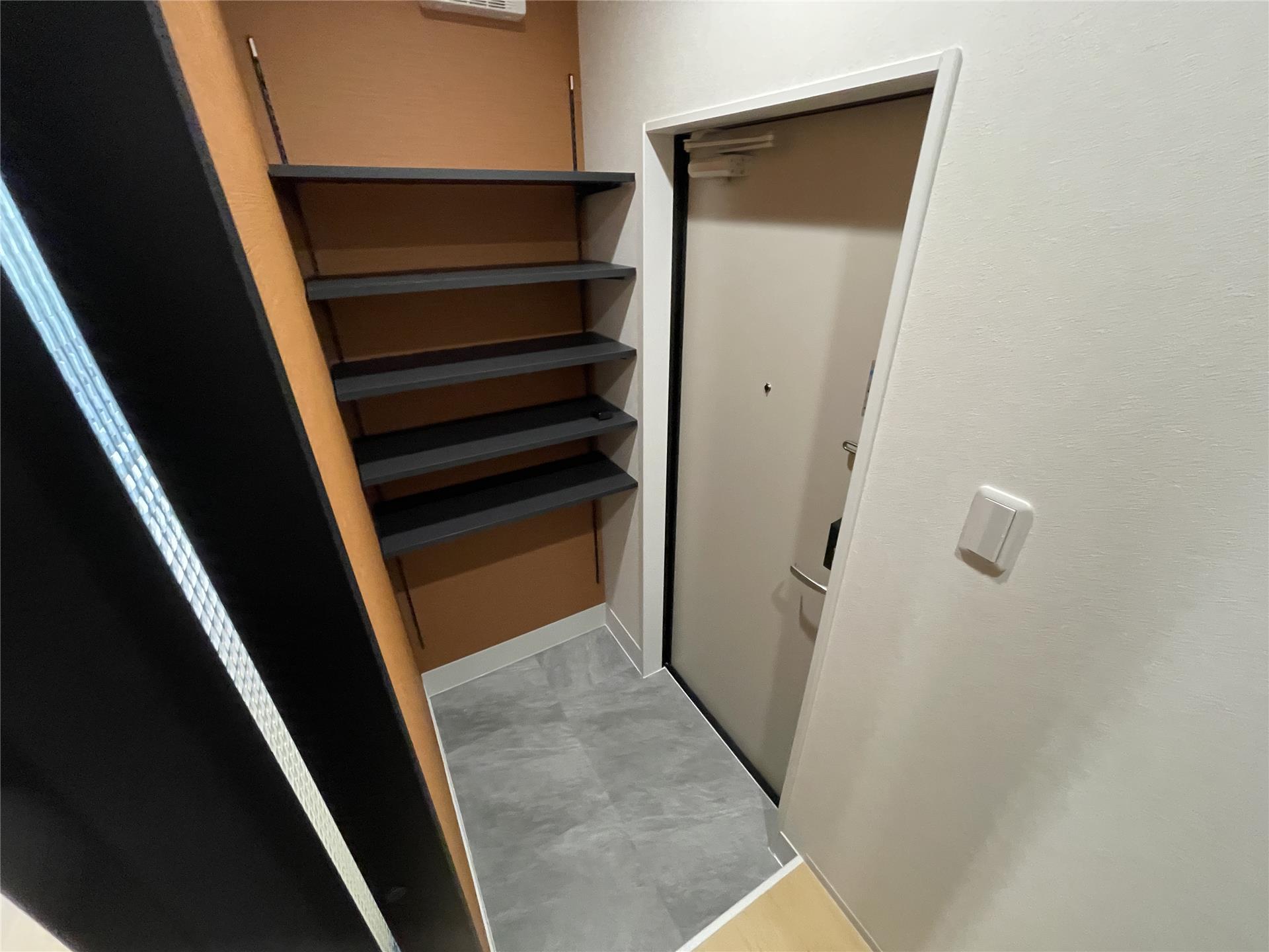 玄関　ビタミンカラーのアクセントクロスで明るい玄関です♪