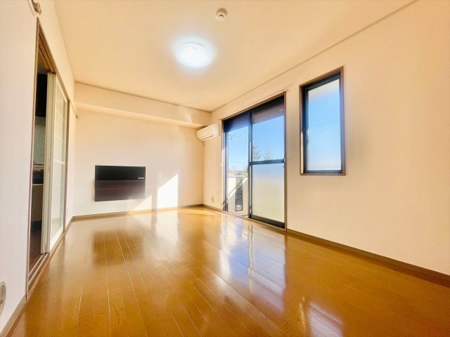 居室・リビング　同一建物内２０２号室内装写真転載