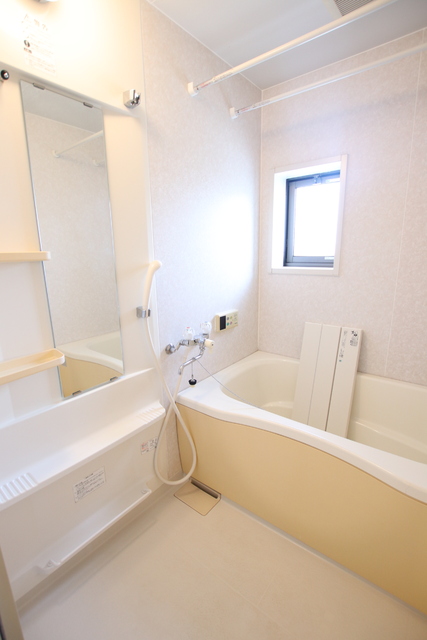 バス・シャワールーム　小窓付きの浴室♪
