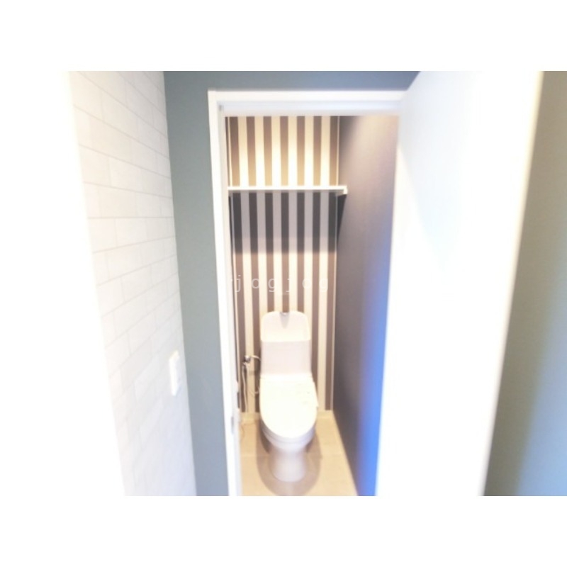 トイレ　嬉しい温水洗浄便座付きのトイレです。
