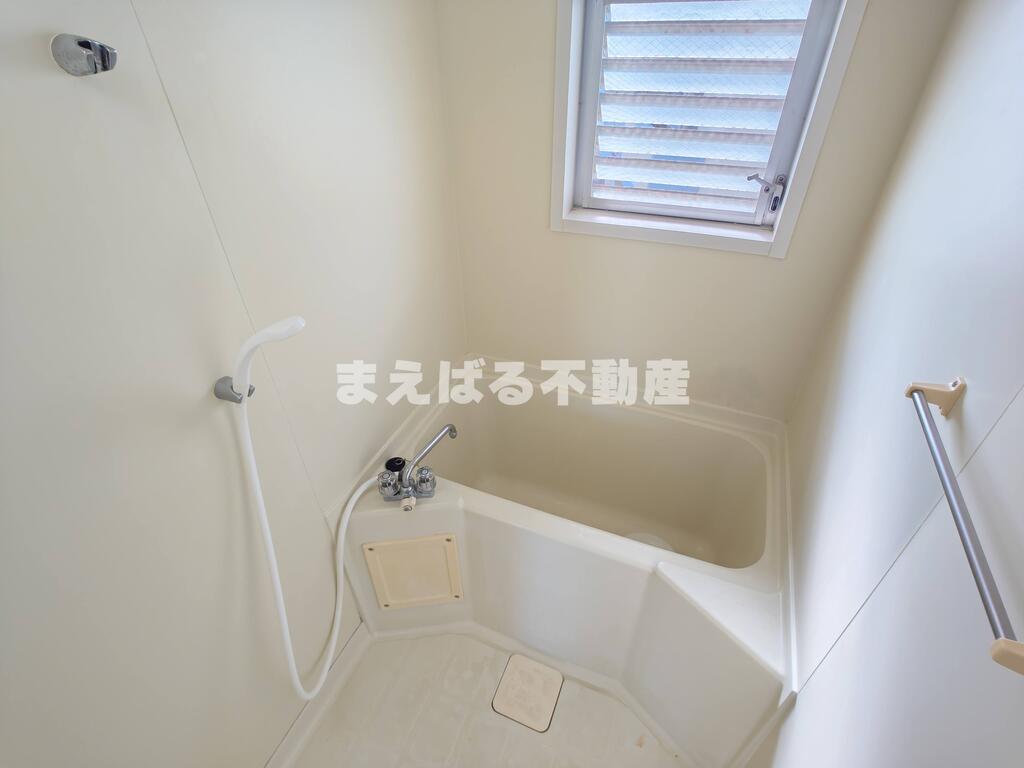 バス・シャワールーム　換気窓付きバスルーム