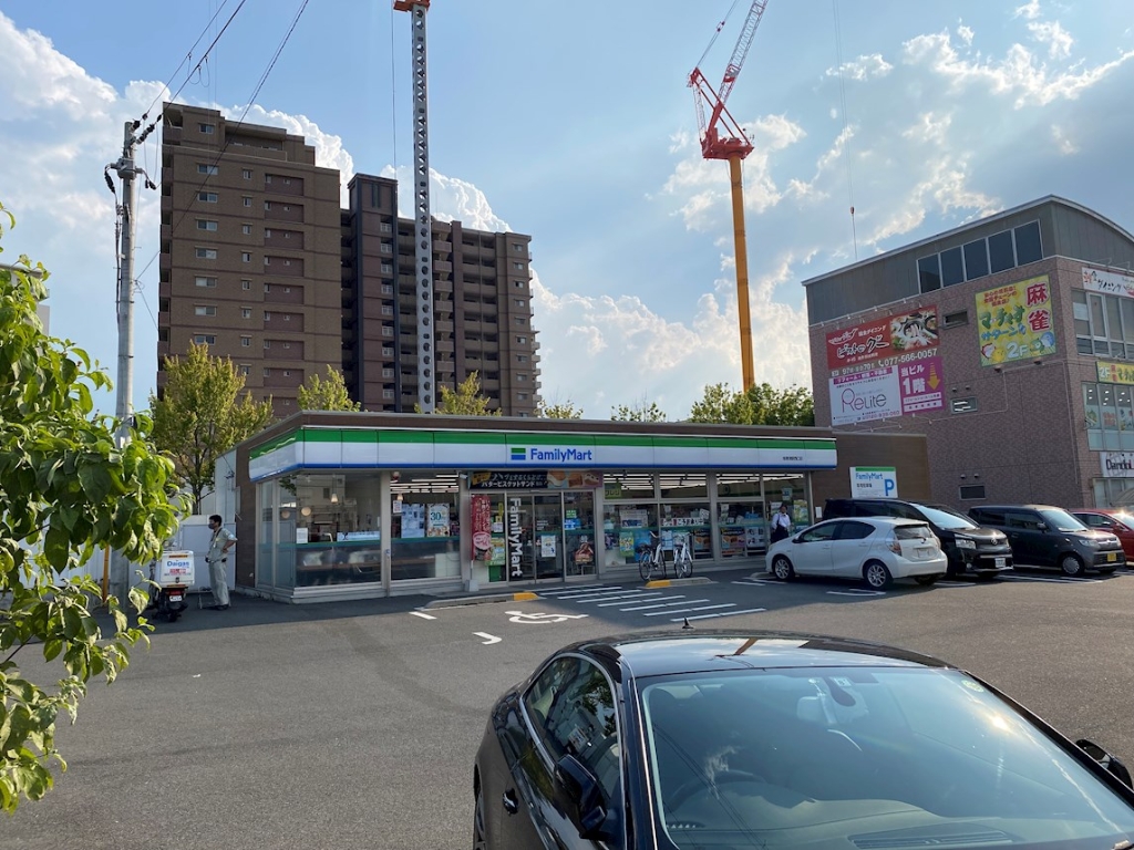 コンビニ　ファミリーマート 南草津駅西口店（コンビニ）まで380m