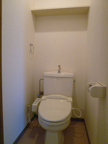 トイレ　シャワートイレ付き