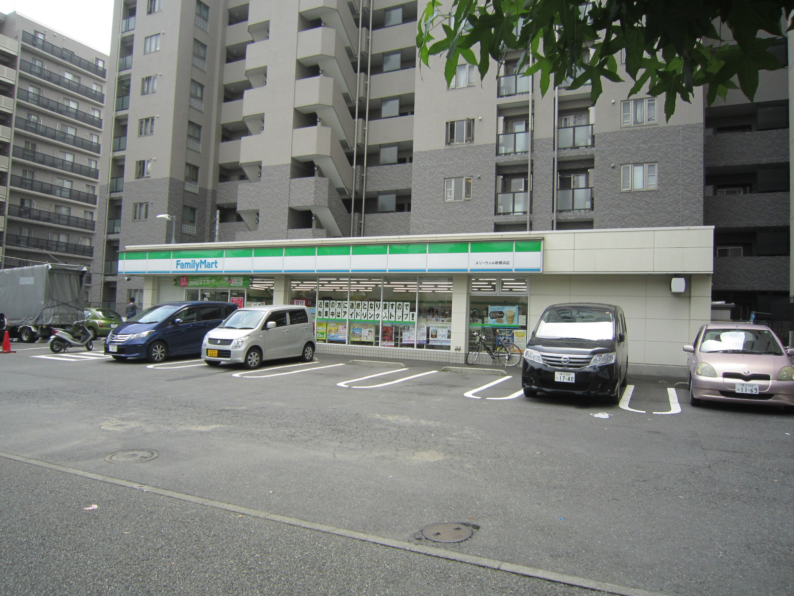 コンビニ　ファミリーマートスリーウェル新横浜店（コンビニ）まで184m