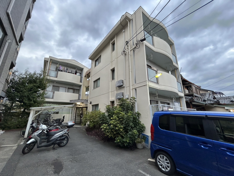茨木市島のマンションの建物外観