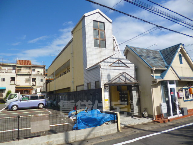 京都市山科区勧修寺平田町のマンションの建物外観