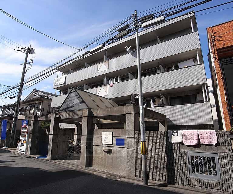 【京都市伏見区深草西浦町８丁目のマンションの建物外観】