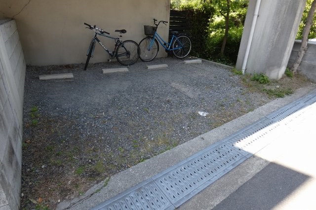 【箕面市半町のアパートの駐車場】