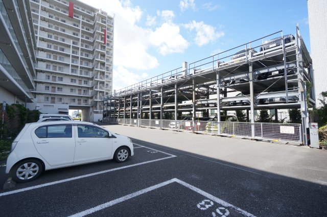 【千葉市中央区中央港のマンションの駐車場】