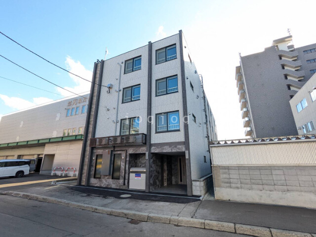 【札幌市中央区北三条東のマンションの建物外観】