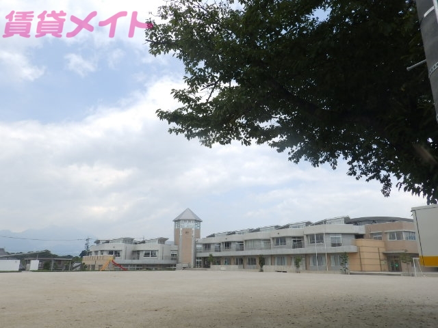 【いなべ市員弁町楚原のマンションの小学校】