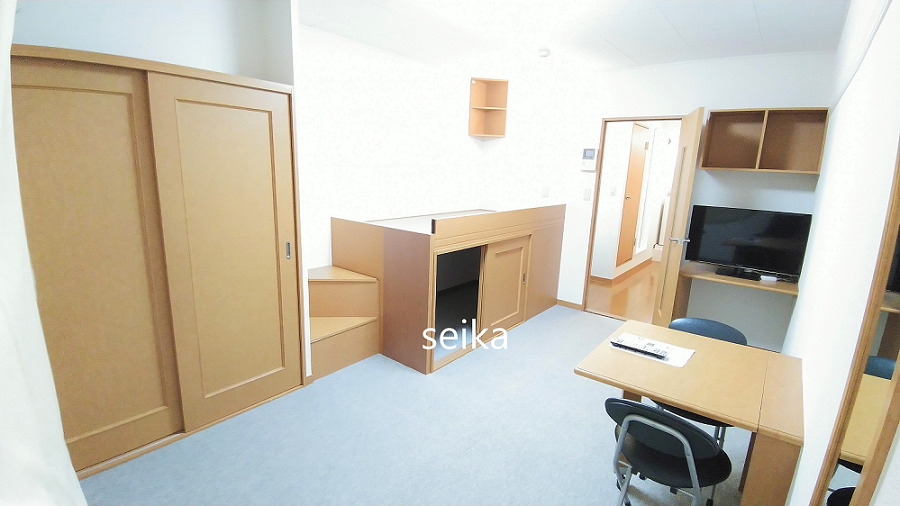 居室・リビング　じゅうたん敷きになってます