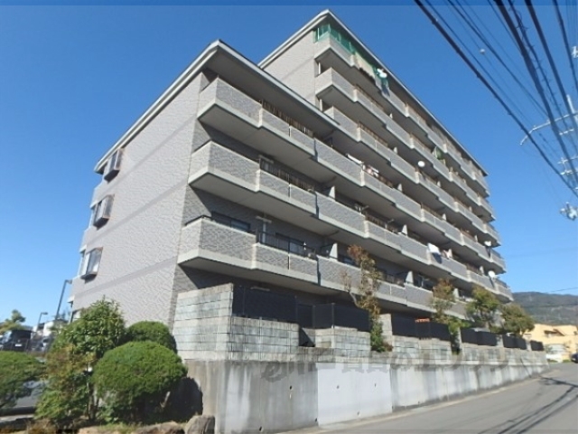 京都市山科区勧修寺東北出町のマンションの建物外観