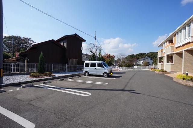 【北九州市八幡西区楠橋下方のアパートの駐車場】