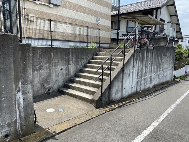 【町田市鶴川のアパートのエントランス】