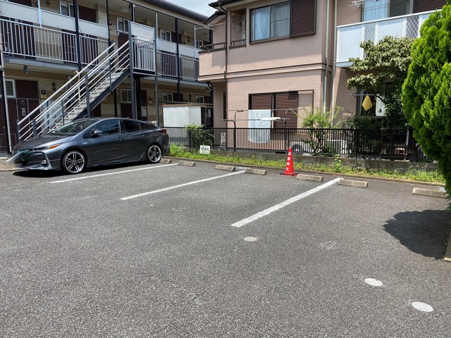 【町田市鶴川のアパートの駐車場】