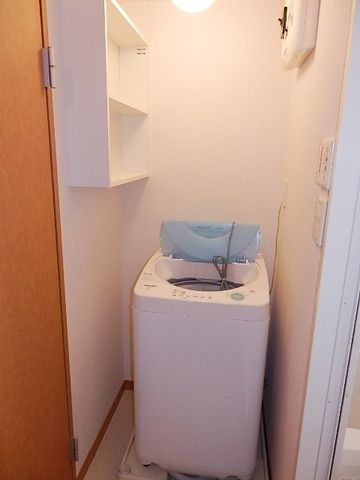 その他部屋・スペース　洗濯機完備。あると嬉しい棚付