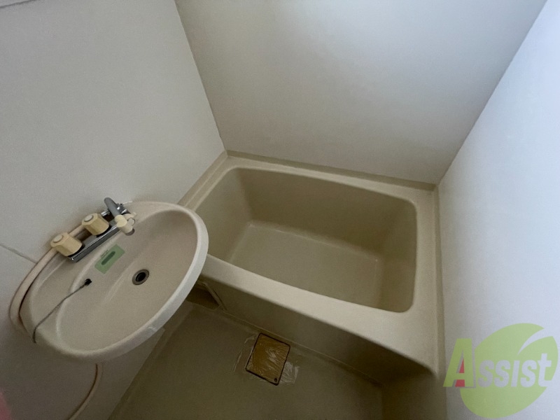 バス・シャワールーム　浴槽は深いので、体の芯まで温まりますね。