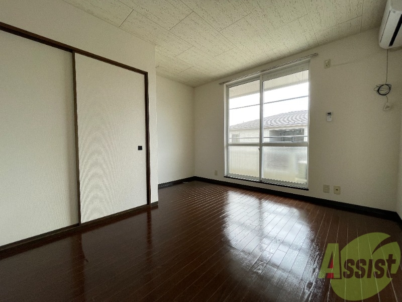 居室・リビング　リビングは広く陽当たりも良いので、とても良いですね。